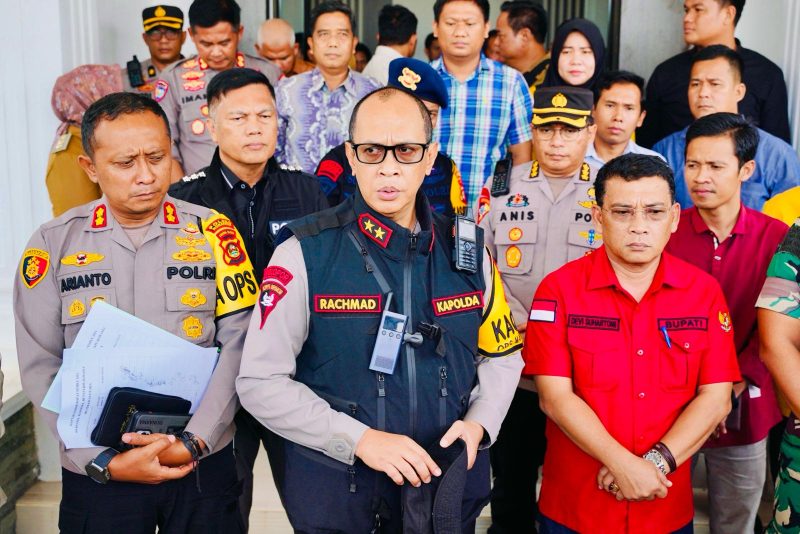 Kapolda Sumsel Irjen Pol A Rachmad Wibowo SIK MIK kala rapat bersama Bupati, Forkopimda, KPU Muratara, Bawaslu beserta Caleg di aula Kantor Bupati, Senin 19 Februari 2024.