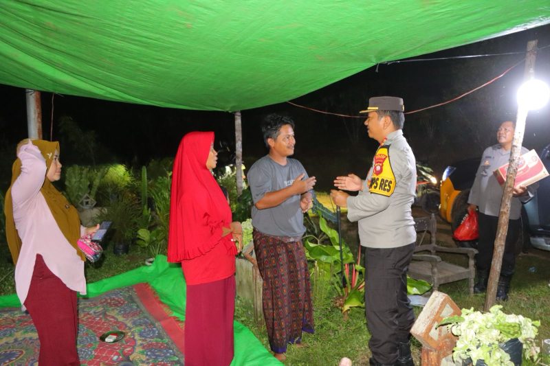 Kapolda Kalimantan Barat [Kalbar] Irjen Pol Pipit Rismanto SIK MH melalui Kabid Humasnya Kombespol Raden Petit Wijaya SIK MM menyampaikan belasungkawa terhadap keluarga almarhum Johar Tauhid selaku petugas perlindungan masyarakat [Linmas] yang meninggal dunia usai melaksanakan pengamanan TPS pasca pemungutan suara.