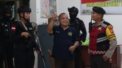 Satuan Tugas Tindak Satuan Brimob Operasi Mantap Brata [OMB] Kapuas Polda Kalimantan Barat melaksanakan patroli malam untuk mengantisipasi terjadinya gangguan kamtibmas pada masa rekapitulasi suara di tingkat Panitia Pemilihan Kecamatan [PPK].