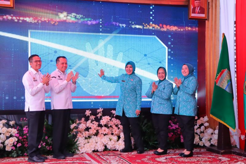 PJ Walikota Ratu Dewa bersama PJ Gubernur Sumsel Agus Fatoni mendampingi Ketua Umum TP PKK Pusat Tri Tito Karnavian kala meresmikan tiga program sekaligus yang bermanfaat bagi masyarakat Kota Palembang, Rabu 21 Februari 2024.
