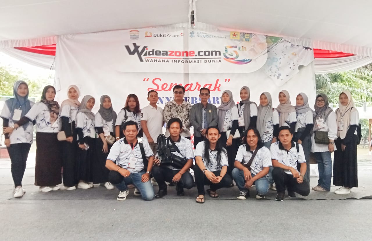 Pose bersama wartawan dan panitia usai gelaran Juara Lomba Mewarnai Tingkat SD se-Kota Palembang yang diselenggarakan WIDEAZONE.com & ZOOM POST di Kambang Iwak Family [KIF] Park Jalan Tasik, Kecamatan Bukit Kecil, Minggu 25 Februari 2024