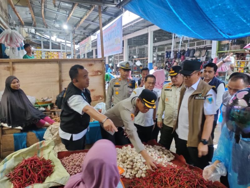 Kapolres Lahat AKBP God Parlasro Sinsitor Sinaga SH SIK MH melakukan inspeksi dadakan [Sidak] di sejumlah pasar pada Rabu 28 Februari 2024.