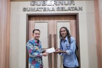 Pj Gubernur Agus Fatoni Berikan Bantuan Modal Usaha Melukis pada Penyandang Tuna Rungu