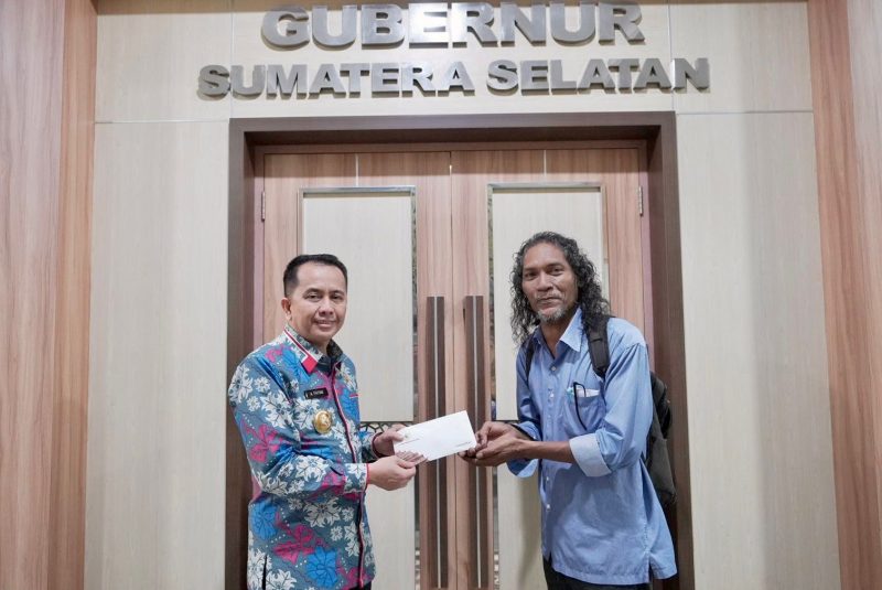 Pj Gubernur Agus Fatoni Berikan Bantuan Modal Usaha Melukis pada Penyandang Tuna Rungu