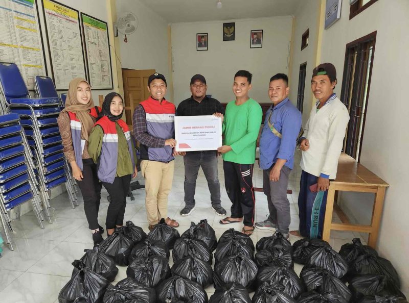 PHE Jambi Merang memberikan bantuan berupa paket sembako bagi warga terdampak banjir