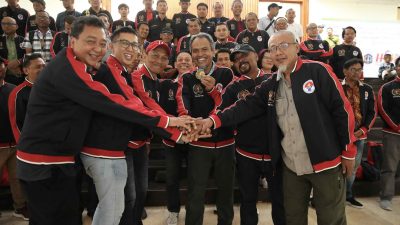Ketua SIWO DKI Fitriyanto saat menerima secara simbolis medali emas cabang sepak bola Porwanas 2022, Minggu (28/2/2024)