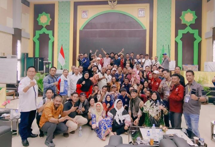 Foto: Ketua PWI Sumsel Terpilih Kurnaidi bersama anggota PWI usai dinyatakan menang dengan torehan 250 suara di putaran kedua