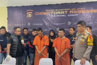Direktur Reserse Kriminal Umum Polda Sumsel Kombes Pol M Anwar Reksowidjojo didampingi Kabid Humas Polda Sumsel Kombes Pol Sunarto tengah menanyakan aksi kedua tersangka Pembunuh Mahasiswi Unsri 