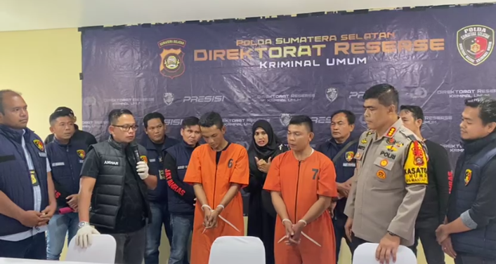 Direktur Reserse Kriminal Umum Polda Sumsel Kombes Pol M Anwar Reksowidjojo didampingi Kabid Humas Polda Sumsel Kombes Pol Sunarto tengah menanyakan aksi kedua tersangka Pembunuh Mahasiswi Unsri 