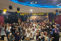 Tampak, seluruh staf, karyawan, manager, hingga Babe Herlan Asfiudin, GM Opa Hotel, Octopus, Hedon Resto & Executive Club Hendi Suhendi, Humas Reza Fitriansyah, Kapolsek Kemuning AKP Nora Marlinda, Lurah Kemuning Meri, dan puluhan anak Panti Asuhan Titipan Ilahi, tumpek blek membaur dalam suasana kemeriahan di Kamis siang, 22 Februari 2024.