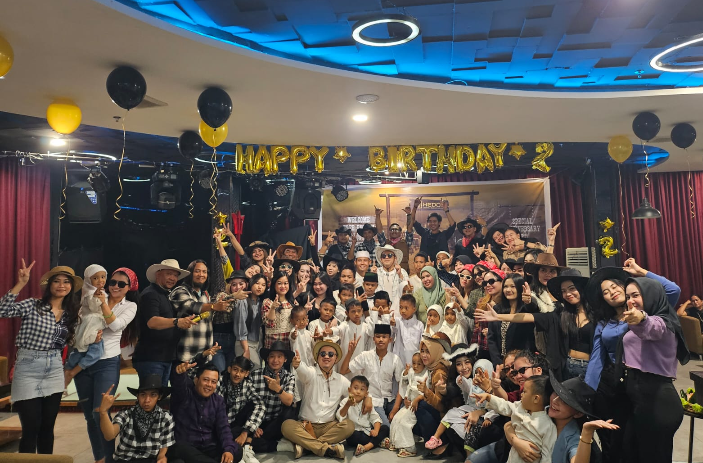 Tampak, seluruh staf, karyawan, manager, hingga Babe Herlan Asfiudin, GM Opa Hotel, Octopus, Hedon Resto & Executive Club Hendi Suhendi, Humas Reza Fitriansyah, Kapolsek Kemuning AKP Nora Marlinda, Lurah Kemuning Meri, dan puluhan anak Panti Asuhan Titipan Ilahi, tumpek blek membaur dalam suasana kemeriahan di Kamis siang, 22 Februari 2024.