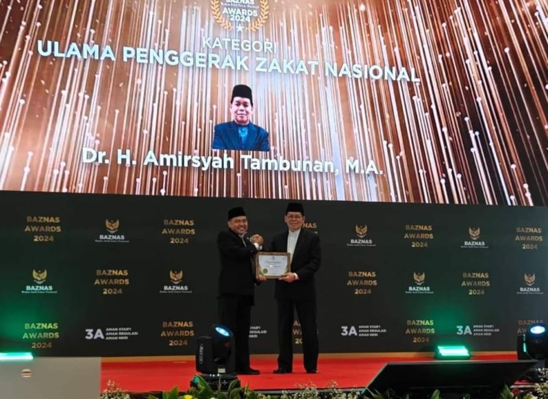 Dua pimpinan MUI mendapatkan penghargaan sebagai tokoh ulama penggerak zakat nasional dari Baznas