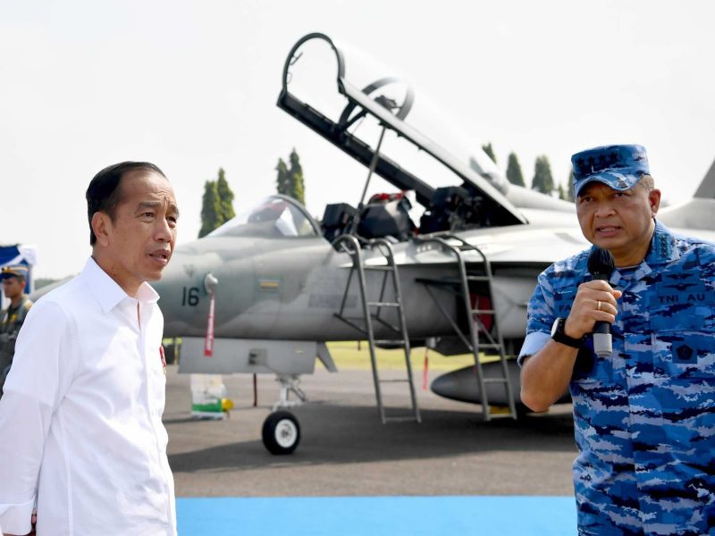 Presiden Jokowi meninjau alutsista TNI di Pangkalan TNI AU Iswahjudi, Kabupaten Magetan, Jawa Timur pada Jumat (08/03/2024)