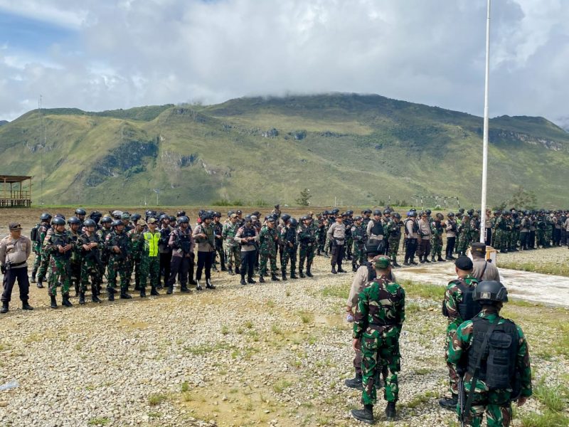 Gelaran rapat pleno rekapitulasi Pemilu 2024 di Kantor DPRD Lanny Jaya, Papua mendapat pengawalan ketat ratusan aparat dari TNI-Polri.