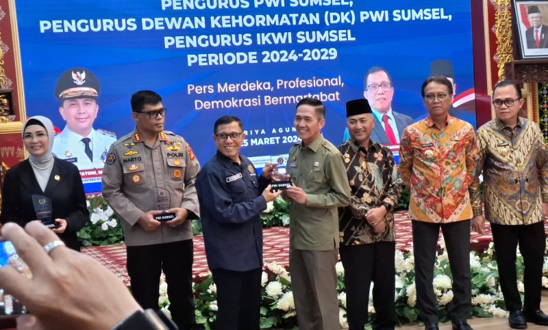 Penjabat [PJ] Walikota Palembang H Ratu Dewa dianugerahi PWI Sumsel 