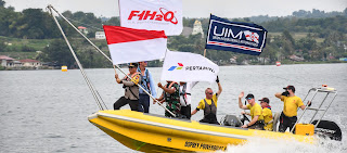 Merah putih berkibar saar flag parade F1 Powerboat 2024 