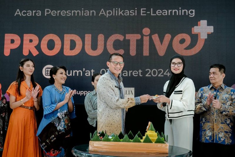 Menprekraf Sandiaga Uno bersama Wamenparekraf Angela Tanoesoedibjo dan Staf Khusus Presiden Angkie Yudistia meluncurkan aplikasi Productive+ di Azalia Hall, Jakarta Pusat, Jumat (1/3/2024)