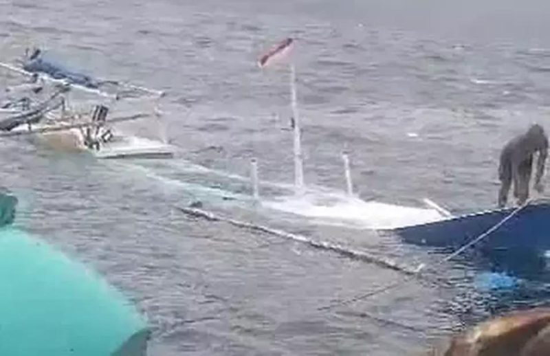 Kapal kayu bermuatan 36 wisatawan asal Kupang, Nusa Tenggara Timur tenggelam dihantam gelombang tinggi, Minggu (10/3/24) sore
