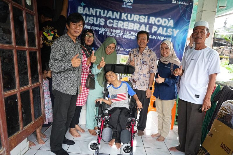 PT Bukit Asam Tbk [PTBA] bekerja sama dengan PT Bukit Asam Medika [PTBAM] menyalurkan bantuan kepada tujuh penyandang Cerebral Palsy di Kabupaten Muara Enim sebagai penerima bantuan kursi roda adaptif dalam rangkaian Hari Jadi PTBA ke-43 tahun.
