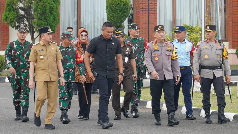 Kapolda Sumsel Irjen Pol Albertus Rachmad Wibowo bersama Forkompimda menyambut Presiden Joko Widodo, dalam rangka kunjungan kerja ke kota Palembang, usai melakukan kegiatan di Ibu Kota Nusantara [IKN], Kalimantan Timur.
