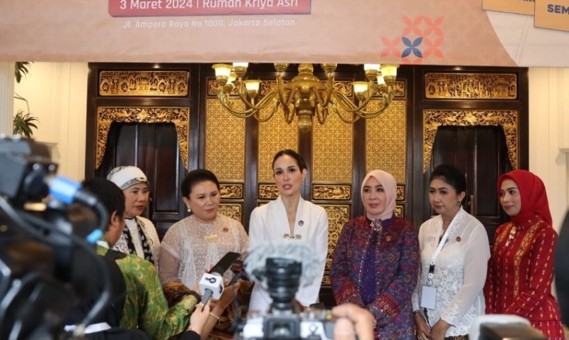 Gelaran Bazar Sembako Murah Ramadhan 1445 H/2024 M dibuka langsung Ketua Umum Dekranas Wury Ma'ruf Amin didampingi Ketua Harian Tri Tito Karnavian dan Ketua Panitia Peringatan HUT 44 Dekranas Loemongga Agus Gumiwang serta dihadiri sejumlah pengurus Dekranas dan warga setempat.