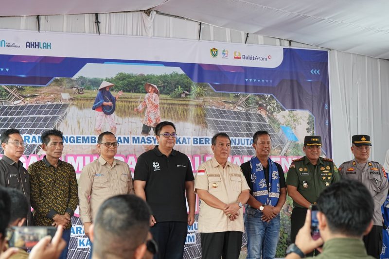 PT Bukit Asam Tbk (PTBA) meresmikan Pembangkit Listrik Tenaga Surya (PLTS) di Desa Muara Lawai, Muara Enim, Sumatera Selatan pada Sabtu (2/2) bertepatan dengan Hari Ulang Tahun (HUT) ke-43 PTBA.