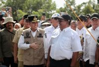 Menteri Pertanian Republik Indonesia (Mentan RI) Andi Amran Sulaiman bersama Penjabat (Pj) Gubernur Sumatera Selatan (Sumsel) Agus Fatoni melakukan kunjungan kerja (kunker) dalam rangka Pelaksanaan Kegiatan Upaya Khusus (Upsus) Optimalisasi Lahan Rawa Tahun 2024.