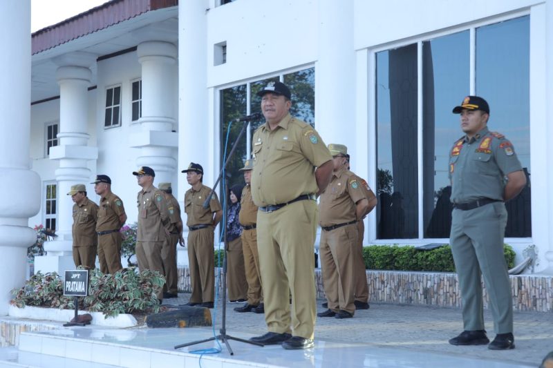 Wakil Bupati (Wabup) Asahan Taufik Zainal Abidin SSos MSi memimpin apel gabungan Maret Tahun 2024 di halaman Kantor Bupati Asahan, Senin 4 Maret 2024.