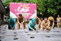 Gertam Cabai Sumatera Selatan dilakukan di SMK Negeri Sumsel ditandai dengan penanaman cabai oleh Plh Sekda Sumsel Edward Chandra bersama Wakil Ketua III TP PKK Sumsel Desy Kasnayati.