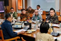 PJ Gubernur Sumsel Agus Fatoni dalam Rapat Koordinasi Percepatan Reaktivasi Bandara Gatot Subroto Way Kanan melalui zoom meeting, Jumat 22 Maret 2024.
