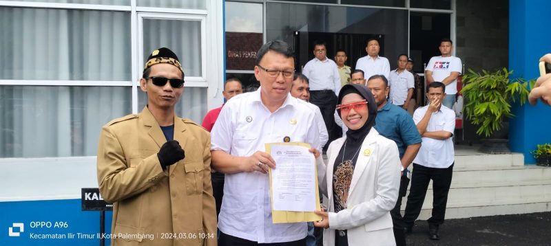 DPW Macan Tutul Nopri menyerahkan tuntutannya ke pada Kadis PUPR Kota Palembang H Ahmad Bastari Yusak, Rabu 6 Maret 2024.