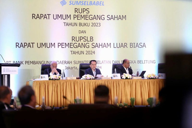 Pj Gubernur Agus Fatoni kala menghadiri Rapat Umum Pemegang Saham (RUPS) Tahun Buku 2023 dan Rapat Umum Pemegang Saham Luar Biasa (RUPSLB) Tahun 2024 PT Bank Pembangunan Daerah Sumatera Selatan dan Bangka Belitung di Hotel Fairmont, Senayan, Jakarta, Rabu 6 Maret 2024.