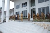 Bupati Asahan H Surya BSc memimpin apel gabungan pertama di tahun 2024 di Halaman Kantor Bupati Asahan, Senin 8 Januari 2024.