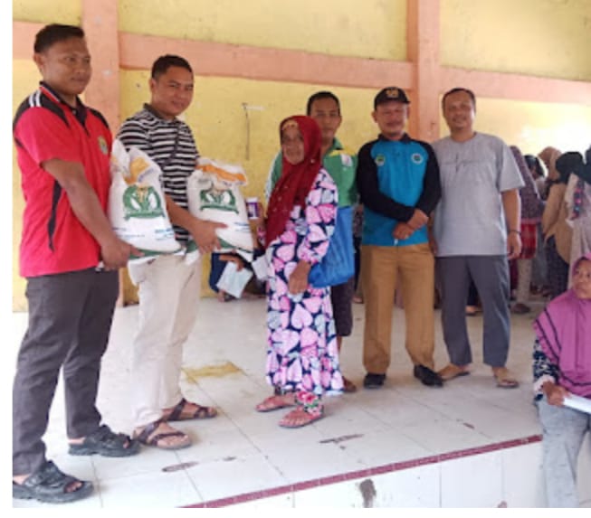 Pendistribusian bantuan beras untuk warga Tempirai dilakukan Kantor Pos Indonesia di Balai Desa Tempirai Timur Kecamatan Penukal Utara Kabupaten PALI Senin, 4 Maret 2024.