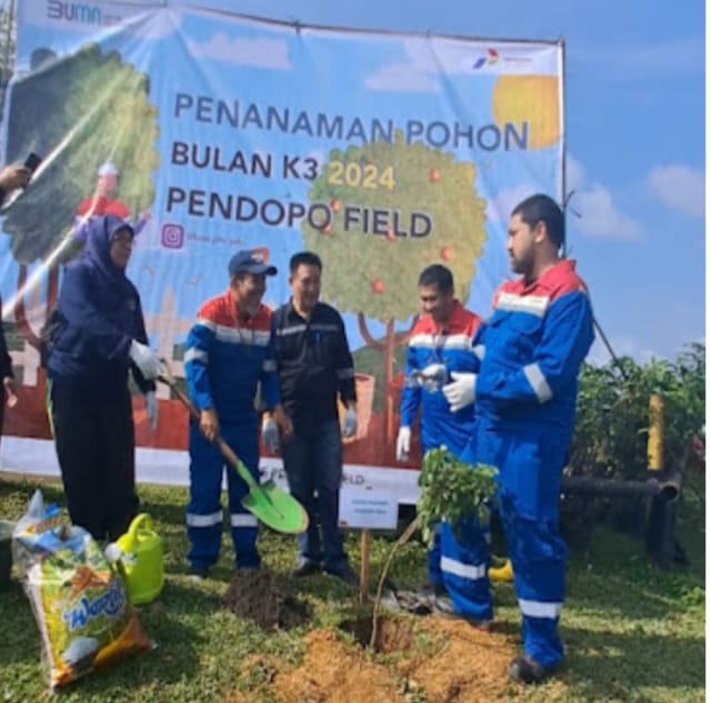 KKKS PT Pertamina EP Pendopo Field bersama dengan Dinas Lingkungan Hidup Kabupaten Penukal Abab Lematang Ilir (DLH PALI) menggelar kegiatan penanaman pohon di halaman Masjid Jamik Komperta, Jumat 1 Maret 2024.