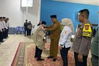 Bupati PALI Heri Amalindo Sematkan Rompi 'Perang' bagi Anggota PTPS Talang Ubi