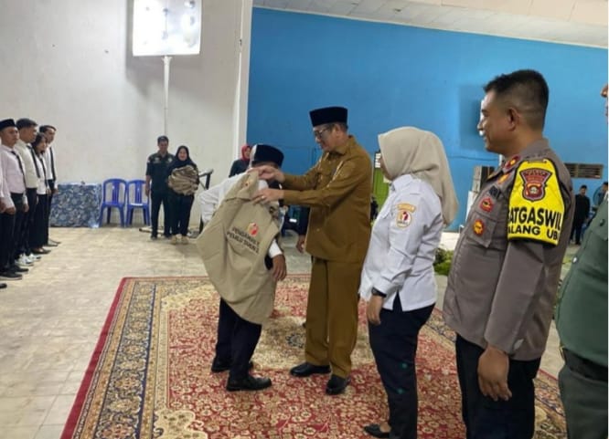 Bupati PALI Heri Amalindo Sematkan Rompi 'Perang' bagi Anggota PTPS Talang Ubi