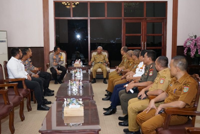 Bupati Asahan H Surya BSc menerima audiensi Kapolres Asahan AKBP Afdhal Junaidi di Ruang Kerja Bupati Asahan, Senin 8 Januari 2024. Tampak hadir Sekretaris Daerah Kabupaten Asahan, Asisten Pemerintah dan Kesejahteraan Rakyat, OPD, Wakapolres Asahan, Kasat Lantas Asahan