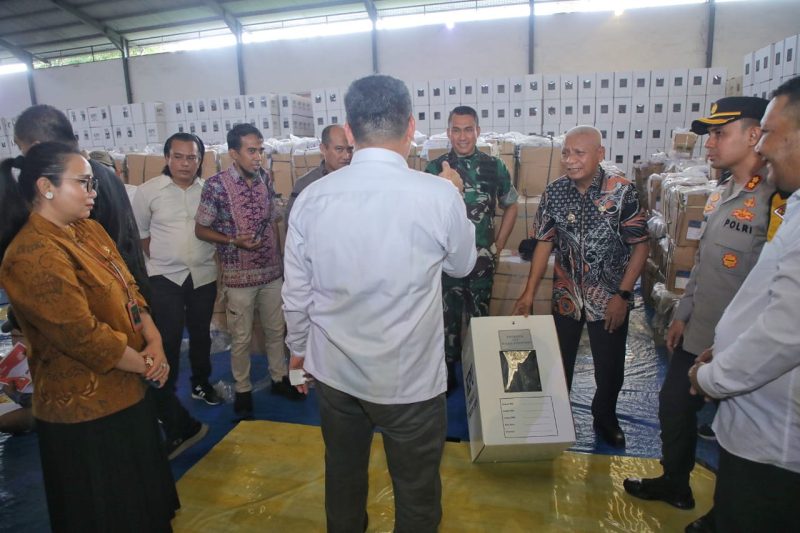 Bupati H Surya BSc bersama Forkopimda melaksanakan peninjauan di Gudang Logistik Pemilu 2024 KPU Kabupaten Asahan di Jalan Sisingamangaraja Kelurahan Sendang Sari Kecamatan Kota Kisaran Barat, Kamis 11 Januari 2024.