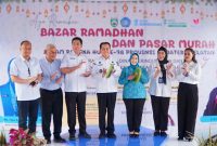 Penjabat (Pj) Gubernur Agus Fatoni bersama Pj Ketua Tim Penggerak Pemberdayaan Kesejahteraan Keluarga (TP PKK) Provinsi Sumsel Tyas Fatoni membuka Bazar Ramadhan dan Pasar Murah dalam rangka menyambut Hari Ulang Tahun (HUT) ke-78 Provinsi Sumsel.
