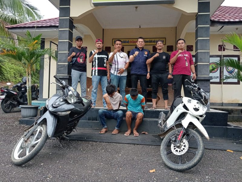 Kapolsek Kota Lahat AKP Samsuardi didampingi Kanitreskrim Ipda Zulkarnain SH beserta personel, berhasil menciduk dua dari tiga pelaku pencurian motor.