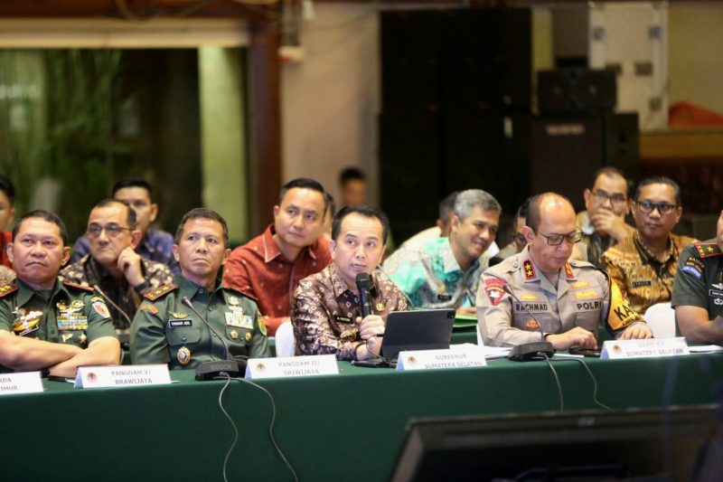 Penjabat (Pj) Gubernur Sumatera Selatan (Sumsel) Agus Fatoni menghadiri Rapat Koordinasi Khusus (Rakorsus) Antisipasi Kebakaran Hutan dan Lahan (Karhutla). Kegiatan ini diselenggarakan di Gedung Manggala Wanabakti Kementerian Lingkungan Hidup dan Kehutanan (KLHK), Jakarta, Kamis 14 Maret 2024.