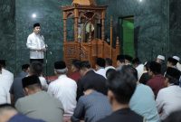 Penjabat (Pj) Gubernur Sumatera Selatan (Sumsel) Agus Fatoni bersama Pj Ketua Tim Penggerak (TP) Pemberdayaan Kesejahteraan Keluarga (PKK) Tyas Fatoni bersama Forum Koordinasi Pimpinan Daerah (Forkopimda) dan Kepala BUMN/BUMD melaksanakan salat isya dan tarawih berjamaah.