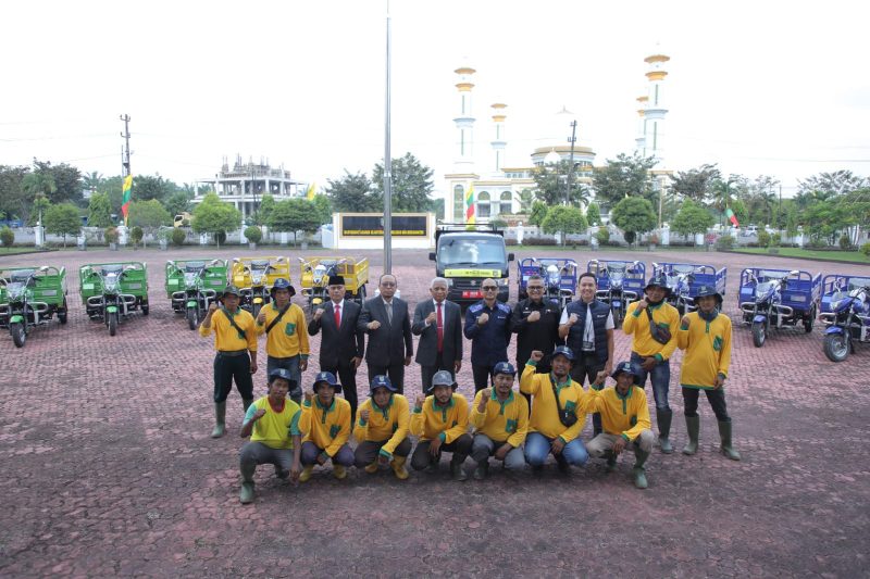 PT Indonesia Asahan Alumunium (Inalum) Persero memberikan bantuan Corporate Social Responsibility (CSR) berupa 10 unit Betor dan 1 unit Mobil Pengangkut Sampah kepada Pemerintah Kabupaten Asahan di Halaman Kantor Bupati Asahan, Jumat 15 Maret 2024.