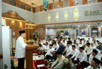 PJ Gubernur Agus Fatoni dalam sambutannya sebelum melaksanakan salat tarawih berjamaah dengan jajaran Perwakilan BI Sumsel di Kantor Bank Indonesia Provinsi Sumsel, Palembang, Sumatera Selatan, Jumat 15 Maret 2024.