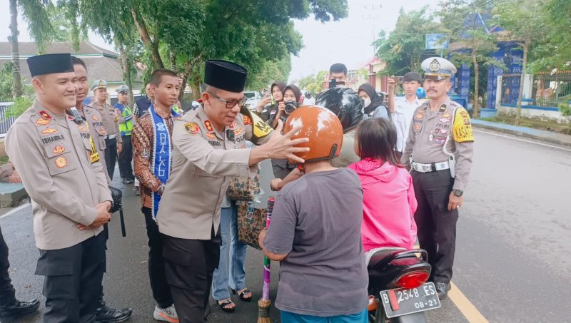 Kapolres Lahat Berbagi Takjil dan Helmi di Hari Kelima Ramadan 1445 Hijriah/2024 Masehi