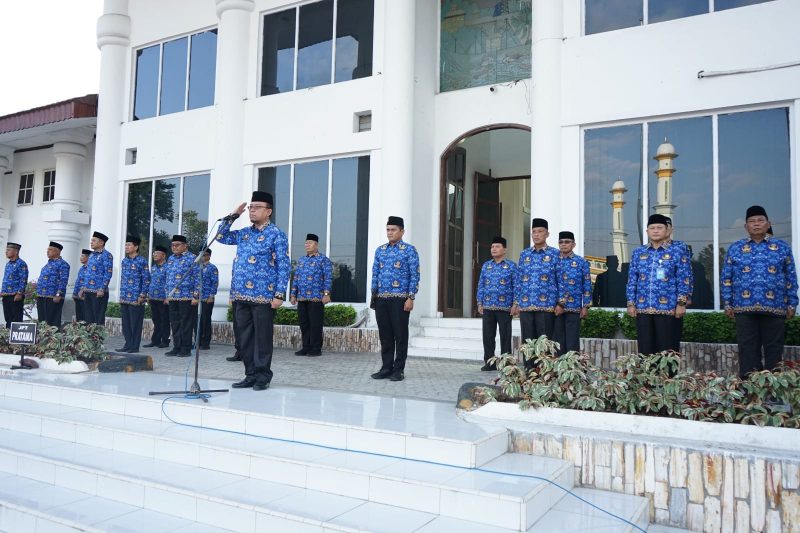 Sekretaris Daerah Kabupaten (Sekdakab) Asahan Drs John Hardi Nasution MSi memimpin Upacara Hari Kesadaran Nasional bulan Maret 2024 di halaman Kantor Bupati Asahan, Senin 18 Maret 2024.