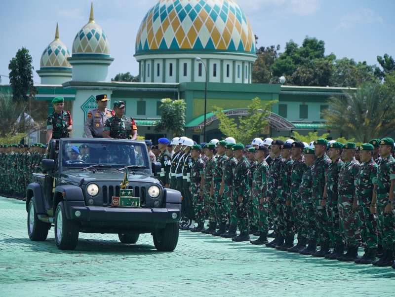 Pangdam XII/Tanjungpura Mayjen TNI Iwan Setiawan SE MM didampingi Kapolda Kalbar Irjen Pol Pipit Rismanto SIK MH memimpin apel gelar pasukan dalam rangka kunjungan kerja [Kunker] Presiden RI Joko Widodo, berlangsung di Lapangan Tidayu Makodam XII/Tanjungpura, Senin 18 Maret 2024.