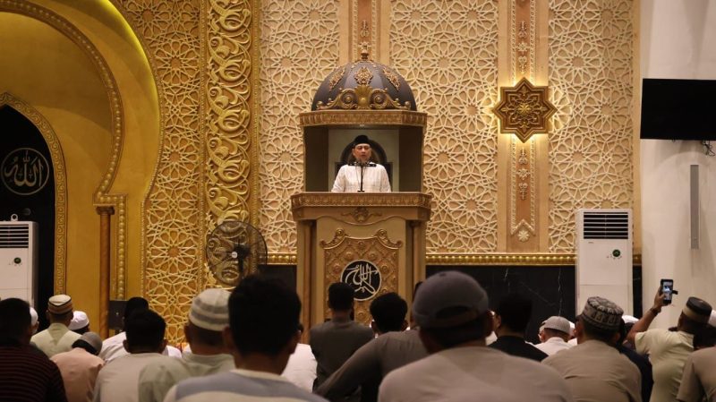 Kapolda Kalbar Irjen Pol Pipit Rismanto SIK MH mengisi kuliah tujuh menit [Kultum] di sela pelaksanaan salat Tarawih berjamaah di Masjid Mujahidin, Minggu 17 Maret 2024.