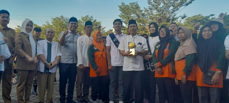 Pemerintah Kabupaten OKU Timur bersama ratusan petugas kebersihan ikuti Pawai Arak-arakan Piala Adipura 2023, Senin, 18 Maret 2024.